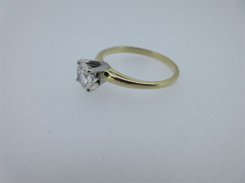 Lot 327 - A single stone diamond ring