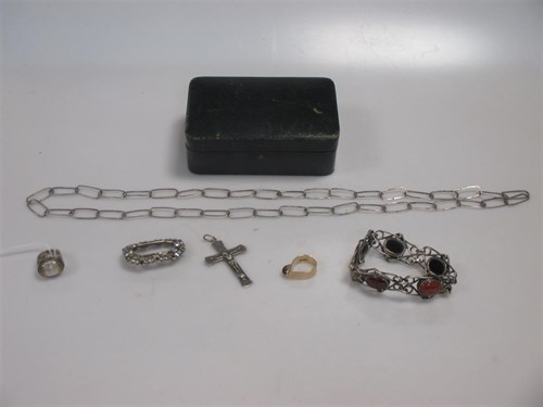 Lot 115 - A 20th century design 9ct gold ring set with a...