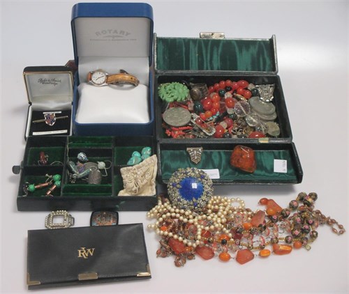 Lot 123 - An amber necklace, a coral necklace and a...