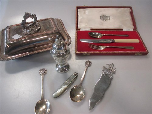 Lot 159 - A cased set of silver teaspoons, a cased...