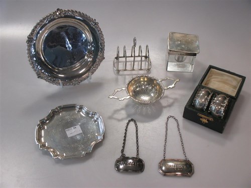 Lot 148 - A cased pair of silver napkin rings, a small...