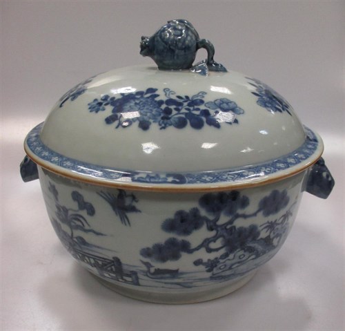 Lot 3 - An early 19th century Chinese export tureen...
