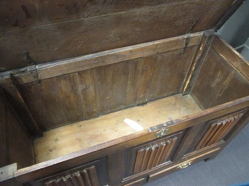 Lot 513 - An antique oak mule chest with triple 'linen...