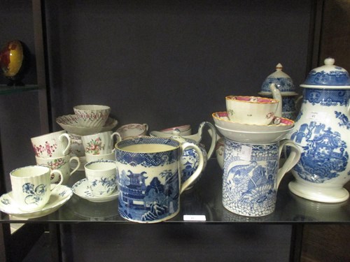Lot 41 - A collection of blue and white ceramics to...