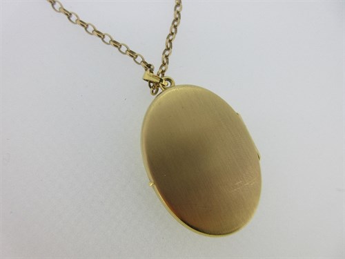 Lot 220 - A 9ct gold hinged locket and chain