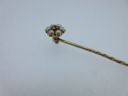Lot 360 - A pearl and diamond stick pin