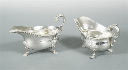Lot 114 - A pair of George V silver sauceboats
