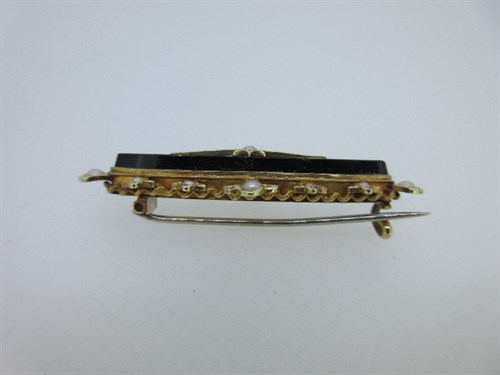 Lot 272 - An onyx and pearl set memorial bar brooch