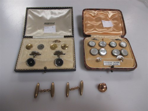 Lot 165 - A pair of 9ct torpedo shaped chain link...