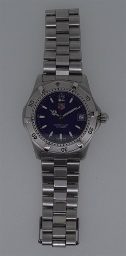 Lot 189 - Tag Heuer - A gentleman's stainless steel '2000' series wristwatch