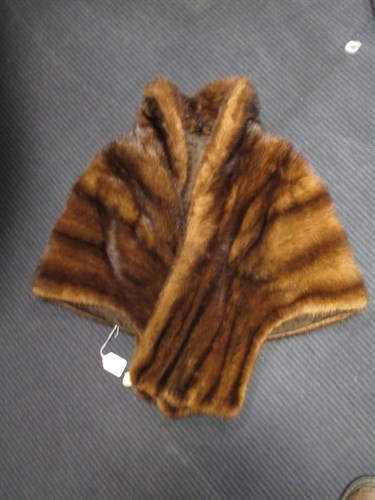 Lot 114 - A fur stole