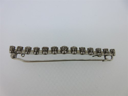 Lot 337 - A diamond line bar brooch
