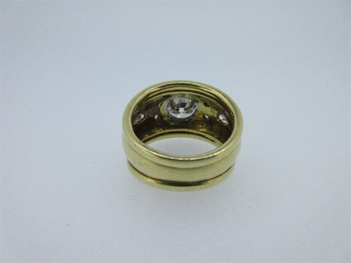 Lot 402 - An 18ct gold hand made diamond ring in the style of Elizabeth Gage