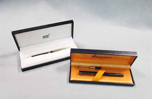 Lot 71 - A boxed Mont Blanc 'Classique' ball point pen