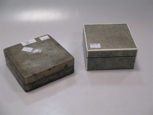 Lot 152 - An Art Deco shagreen cigarette box containing...