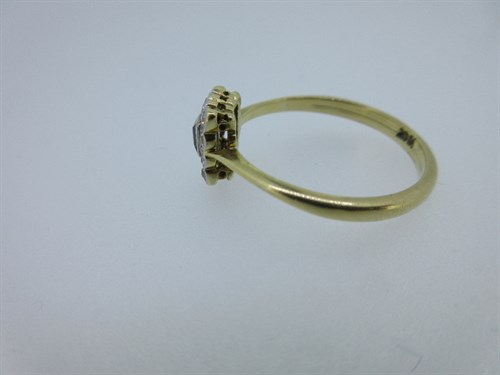 Lot 370 - An early 20th century sapphire and diamond cluster ring