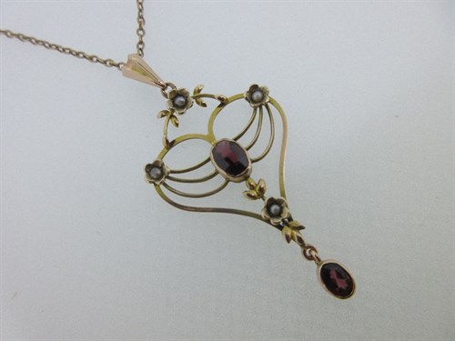 Lot 417 - An Edwardian garnet and seed pearl pendant on chain