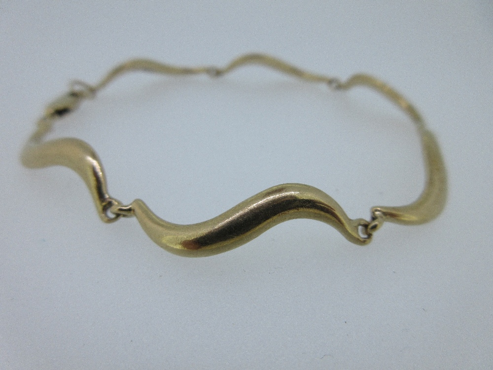 Lot 320 - Christopher Wharton - A 9ct gold bracelet