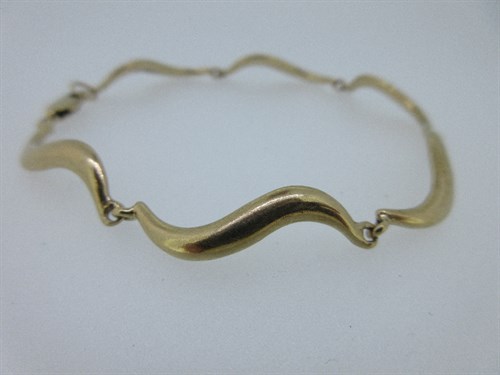 Lot 320 - Christopher Wharton - A 9ct gold bracelet