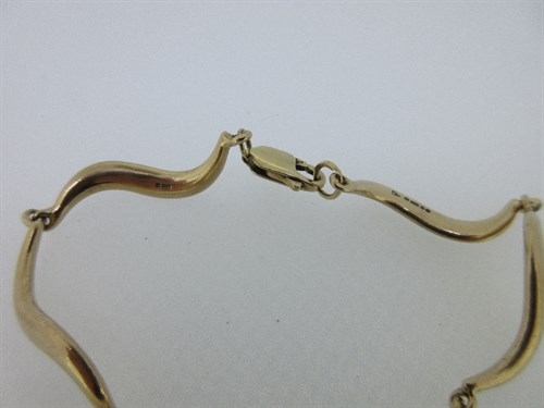 Lot 320 - Christopher Wharton - A 9ct gold bracelet