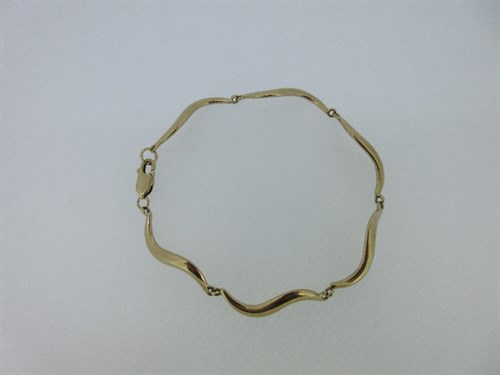 Lot 320 - Christopher Wharton - A 9ct gold bracelet