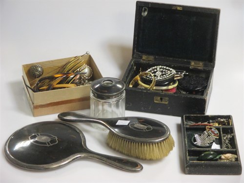 Lot 191 - A jewellery box containing an assortment of...