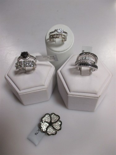 Lot 189 - A silver cluster ring set with black and white...