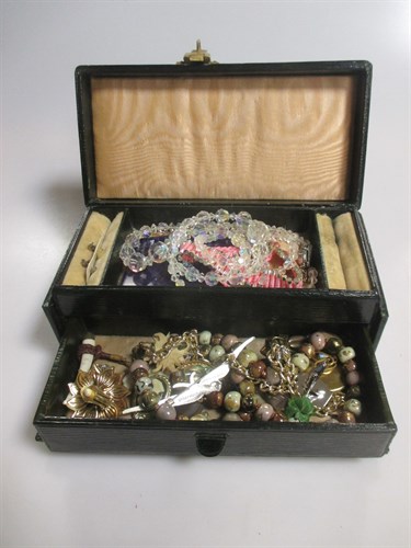 Lot 190 - A jewellery box containing a collection of...
