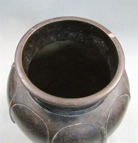 Lot 69 - An early 20th century patinated bronze vase