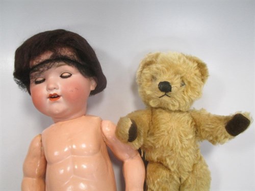 Lot 111 - A boxed Sindy doll and various dolls' clothing...