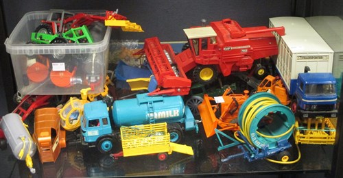 Lot 25 - Britains; A collection of unboxed farm models...