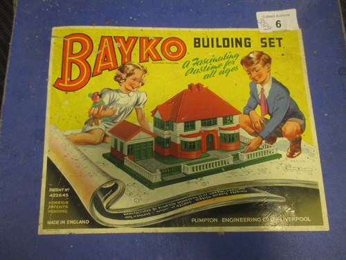 Lot 20 - Fifteen Bayko boxed construction sets and...