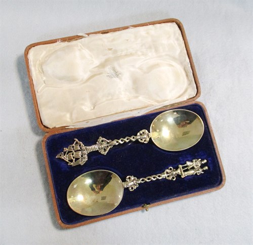 Lot 108 - A pair of George V silver gilt spoons