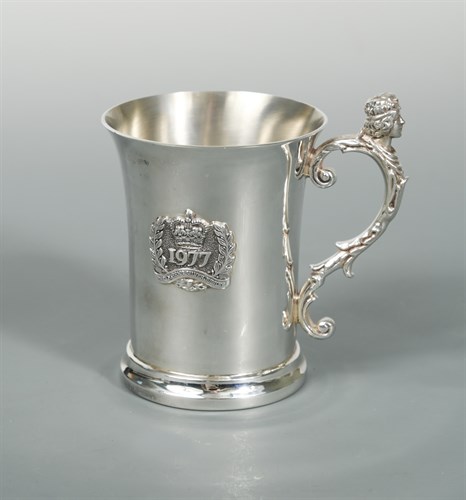 Lot 132 - A 20th century silver commemorative half pint tankard