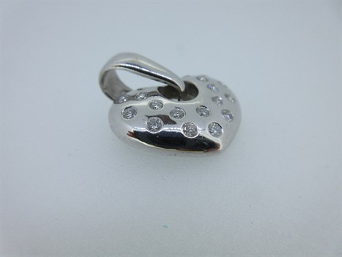 Lot 325 - A stylised heart shaped pendant set with diamonds
