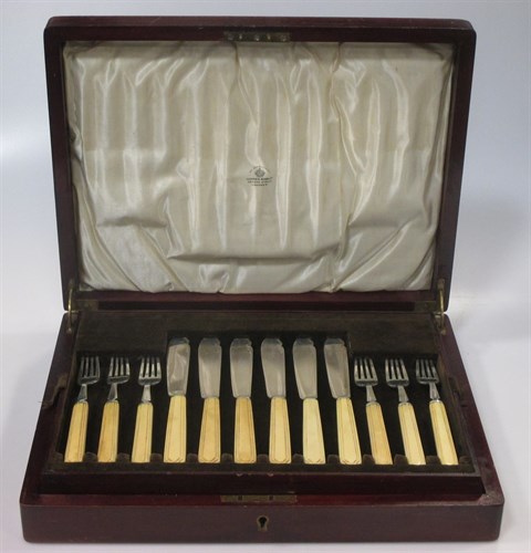 Lot 221 - A set of six silver teaspoons with berry...
