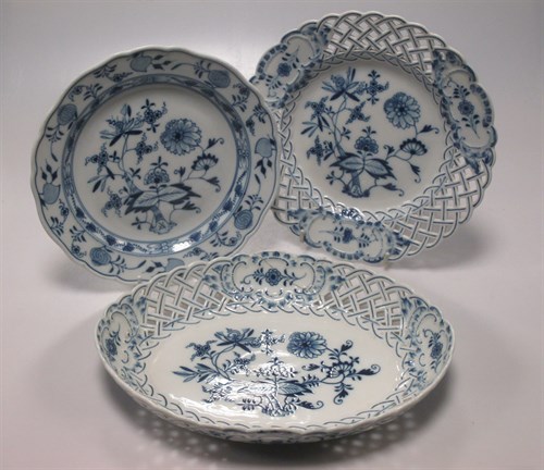 Lot 142 - An assortment of Meissen onion pattern plates...