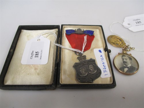 Lot 185 - A 15ct gold 1901 oval medallion, a gold cased...