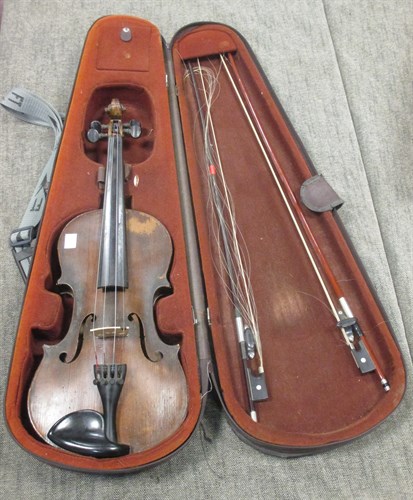 Lot 132 - An early 20th Stradivarius copy violin with...