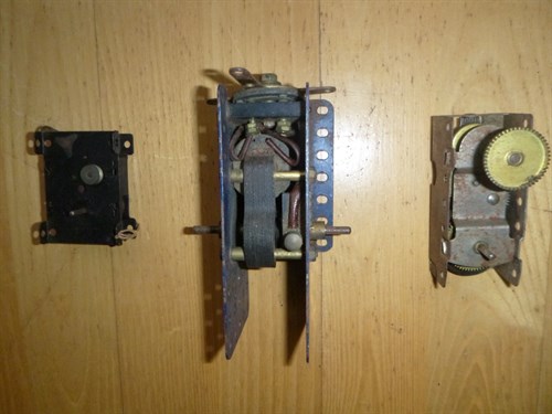 Lot 42 - Meccano 3x Red No.1 Clockwork motors; Meccano...