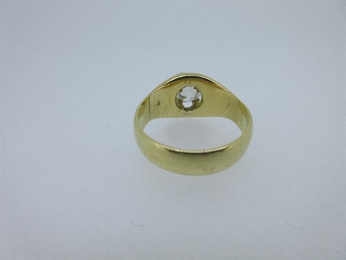Lot 252 - A single stone diamond ring