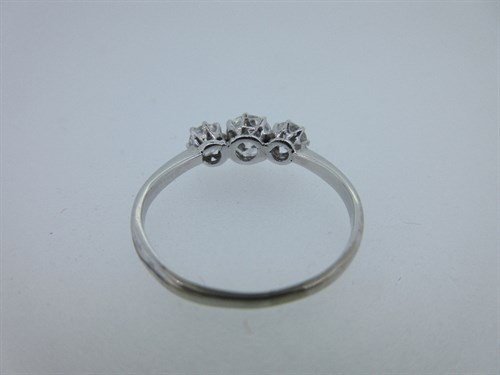 Lot 316 - A three stone diamond ring