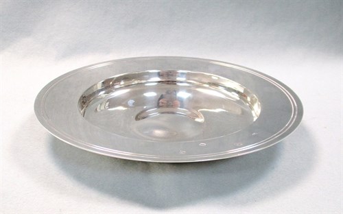 Lot 137 - A 20th century silver 'Armada' dish