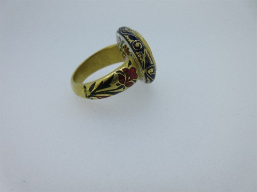 Lot 425 - An oval diamond and enamel Kundan-Meena ring