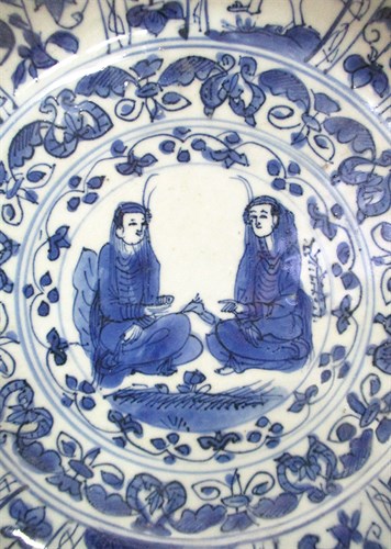 Lot 43 - A rare Ming dynasty Kraak dish depicting two Persian figures, c.1600-1644