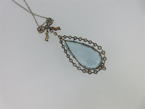 Lot 447 - A Belle Époque diamond and aquamarine pendant necklace