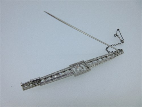 Lot 457 - A French Art Deco diamond and platinum bar brooch