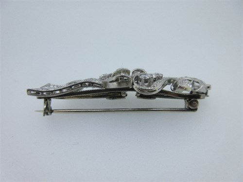 Lot 450 - An Art Deco diamond double clip brooch