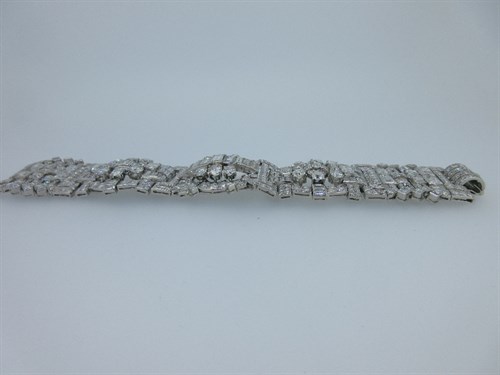 Lot 460 - A magnificent Art Deco diamond plaque bracelet