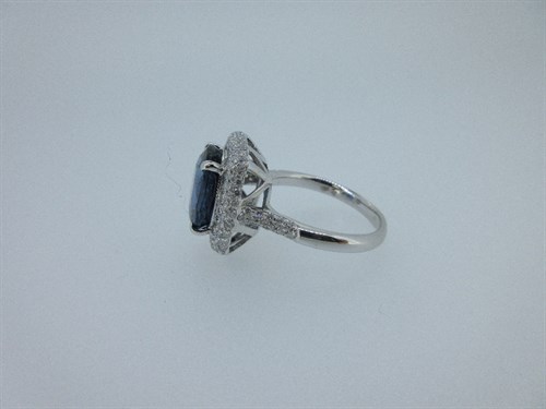 Lot 145 - A sapphire and diamond cluster ring